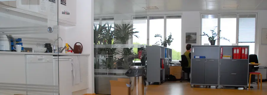 Gulve, inventar, tasker og malede vægge kan afgasse skadelige stoffer til indeklimaet