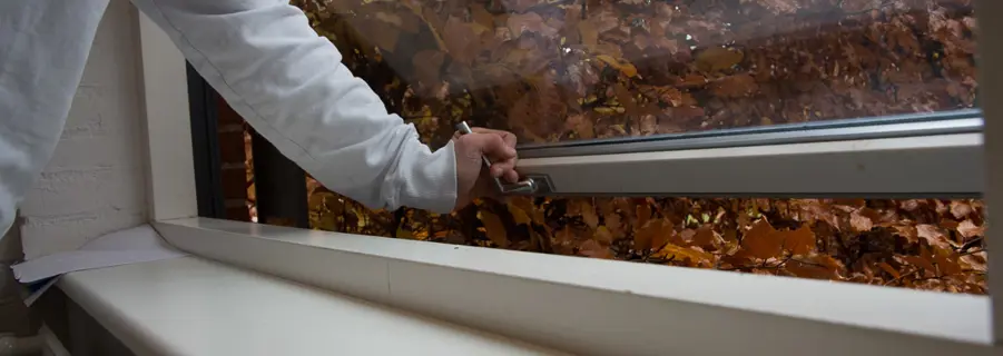 Naturlig ventilation kan være at åbne et vindue, men der findes også metoder til tværventilation og opdriftsventilation