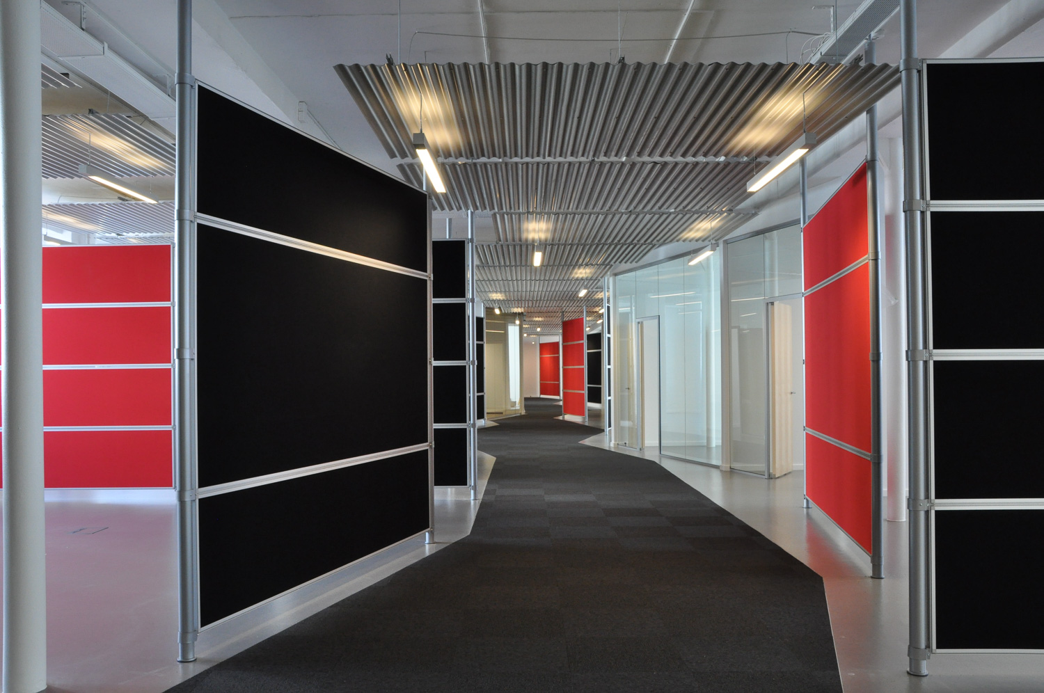 Akustik og absorbenter kan dæmpe støj rigtig meget i indeklimaet