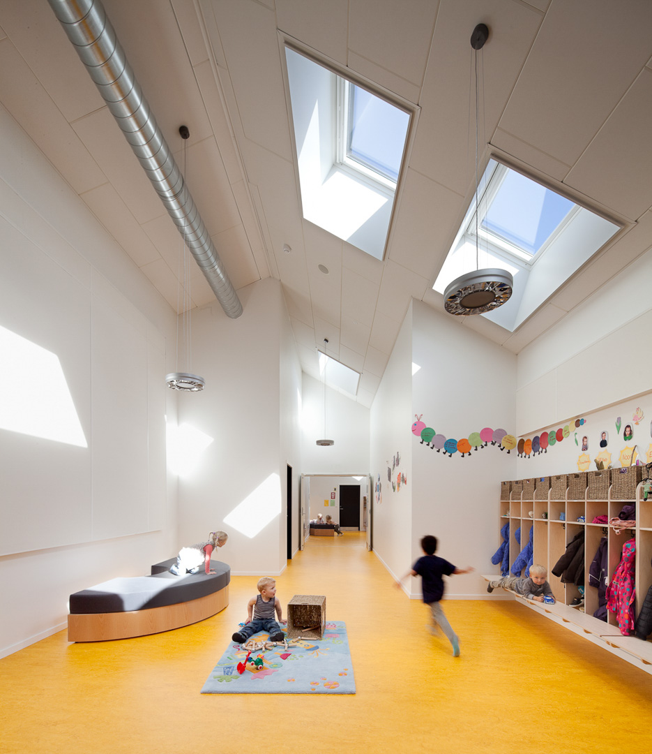 Mekanisk ventilation kan både bestå af udsugning gennem rør og vinduer der åbner automatisk