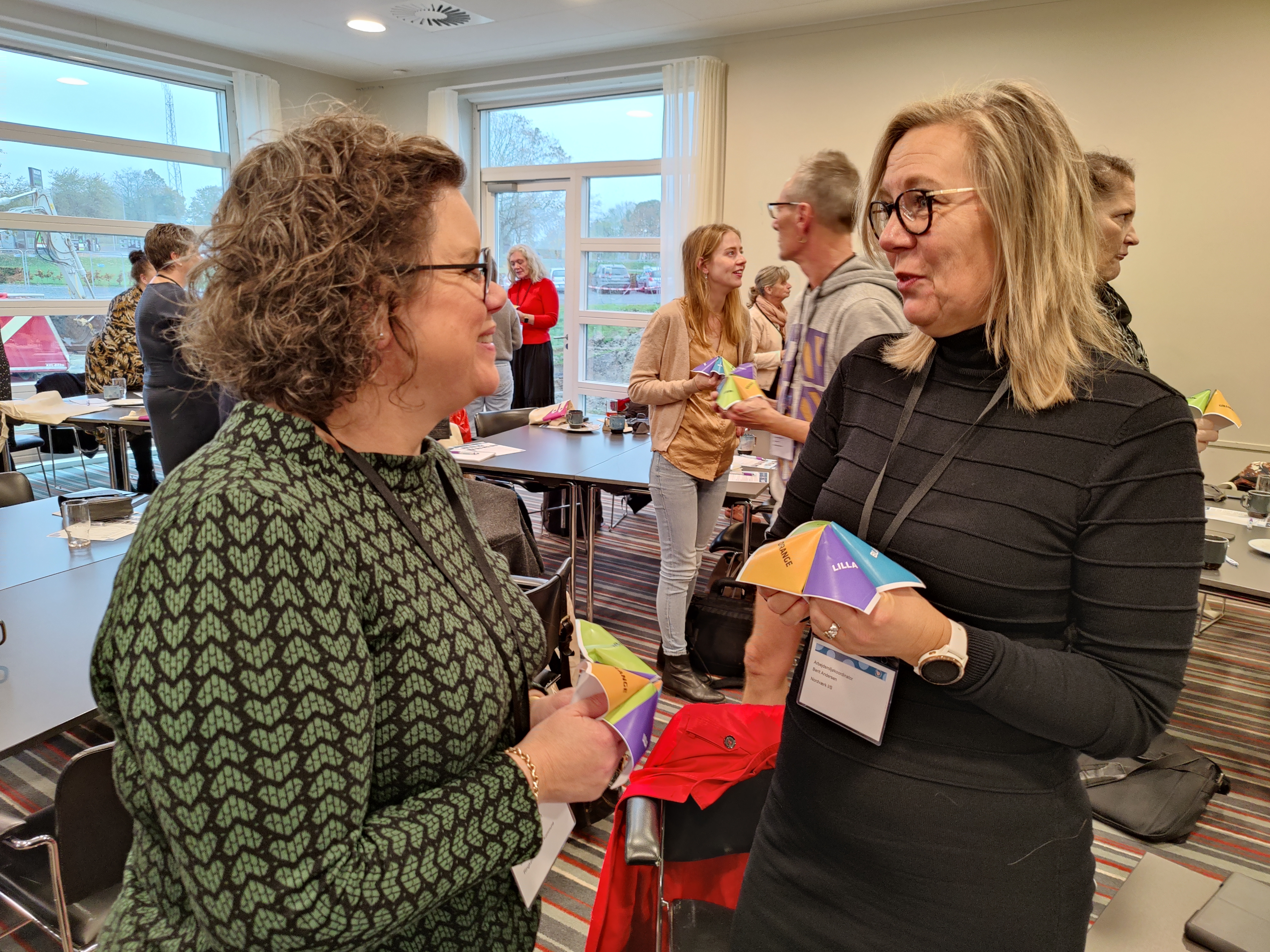 To kvinder i samtale over en flip flap